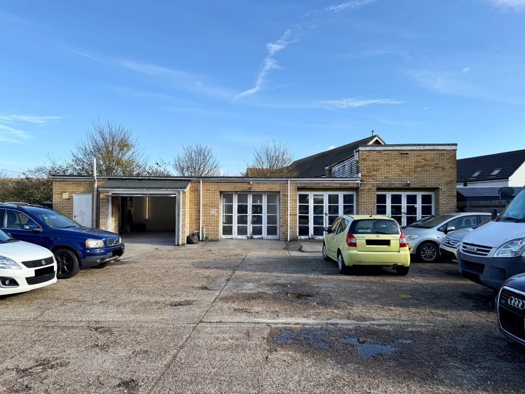 Lot: 14 - MIXED USE INVESTMENT WITH VACANT PARTS - Workshops to rear of site